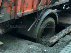 Мусоровоз ушел колесом в подземный портал в Ростовской области