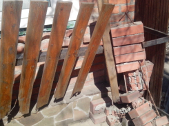 Забор спас жизнь жильцам частного дома под Ростовом