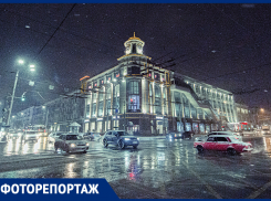 Белые снежинки, яркие огни: фоторепортаж с заснеженных улиц ночного Ростова