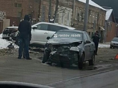 Две иномарки получили повреждения при столкновении в центре Ростова