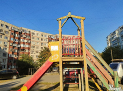 Полуразрушенную и травмоопасную детскую площадку просят починить ростовчане 