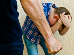 Трое подростков напоили и жестоко избили школьника ради денег и мобильника в Ростове