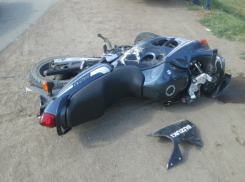 Молодой мотоциклист разбился о BMW на темной дороге Ростова