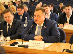 Устраивал приемы граждан и поздравлял школьников депутат гордумы Ростова Максим Колесников