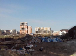Ростовчане устроили свалку во дворе многоэтажки