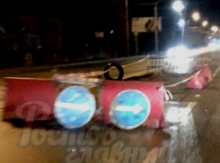 Знаменитую яму в Ростове после шокирующего видео с полетом иномарки попытались неуклюже победить коммунальщики