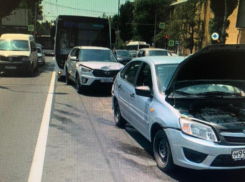 В Ростове на Нагибина водитель автобуса спровоцировал массовую аварию