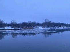 Переправу закрыли на время ледохода в Семикаракорском районе 