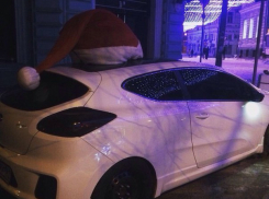 Машины с шапками Деда Мороза катаются по ростовским улицам