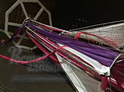 Ростовский ураган вырвал с корнем новогодние украшения на Театральной площади