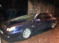 Жуткие последствия рухнувшего на иномарку бетонного забора в Ростове попали на видео