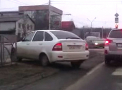 Чудовищный разворот ростовского автохама в Ставрополе попал на видео и вызвал насмешки в соцсетях