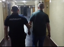 На Дону пьяный мужчина проник в здание городской администрации и похитил полотенца  