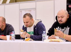 В Ростове прошел чемпионат по скоростному поеданию блинов