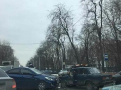 Столкновение иномарки и «Жигулей» спровоцировало большую пробку в Ростове