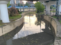 В центре Ростова затопило трамвайные пути 