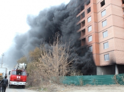 В Батайске в строящемся доме произошел пожар. Видео