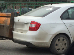 Слон и моська: водитель грейдера сделал «рейстайлинг» багажника «Шкоды» в Ростове