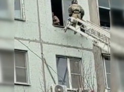 В Новочеркасске неадекватный мужчина едва не выпал из окна шестого этажа