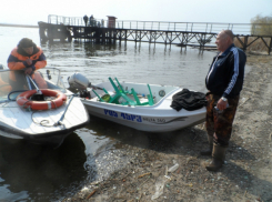Рыбаки из Ростова опрокинулись в пластиковой лодке на водоеме Азова