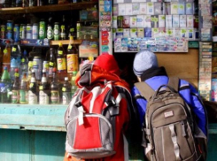 Циничная женщина торговала сигаретами возле донской школы