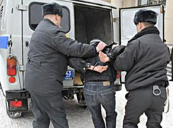 Пьяный дебошир обругал матом и избил полицейского на железнодорожном вокзале Ростова