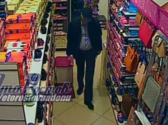 Дерзкого мужчину в кепке из обувного магазина в Ростове разыскивают по кадрам с камеры видеонаблюдения