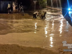 Жители домов по улице Привокзальной чистят ливневки лопатами