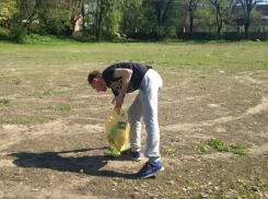 Голыми руками ростовчанам пришлось убирать использованные презеративы и разбитые стекла на субботнике 