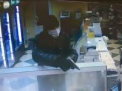 Вооруженные мужчины в масках совершили дерзкий налет на зоомагазин в Ростове, ужасно испугав продавщицу