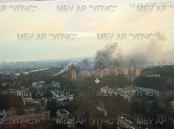 Под Аксаем тушат крупный пожар на складе пластиковых изделий