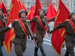 По центру Ростова проехала военная техника 