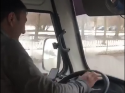 Довольный жизнью ростовский водитель разговаривал по видеосвязи во время движения автобуса