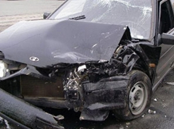 В Ростовской области ВАЗ-2114  врезался в дерево: водитель погиб, двое травмированы