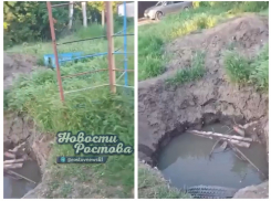 В Шахтах ребенок провалился в брошенную яму от водоканала