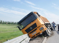 В Ростовской области грузовик со щебнем «повис» на отбойнике