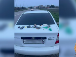 Более 120 граммов наркотиков нашли у молодых пассажиров такси полицейские в Ростовской области