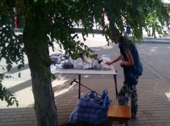 Уличного продавца «модных» женских трусов попросили прогнать с остановки в центре Ростова