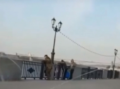 Обнаглевший в край автохам проехался по набережной Ростова и высмеял рыбаков