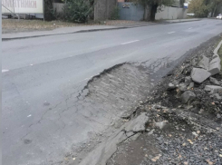 Обсыпающаяся ростовская дорога повергла в шок местных жителей 