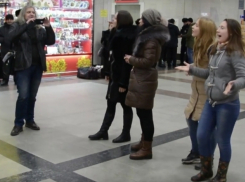 Девушки на ростовском вокзале устроили песенный флешмоб в честь СССР, который сняли на видео