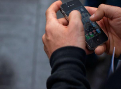 В Ростове сотрудник салона связи вместе с сим-картой оформил и кредит