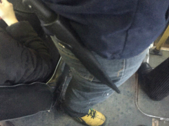 «Горячий» мужчина с холодным оружием в штанах испугал пассажиров маршрутки в Ростове