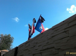 Соцсети: в Ленинском районе почтили память павших воинов мусорными пакетами на  флагах