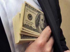 Директор коммерческой фирмы задолжал своим работникам крупную сумму денег в Ростовской области