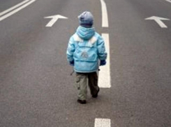 Соцработница из Сальска повредила нос ребенку