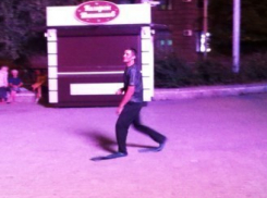 В центре Ростова мужчина в ластах просил милостыню 