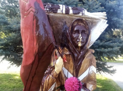 Полицейские в Азове разыскивают вандалов, обливших краской фигуру бабушки с флагом