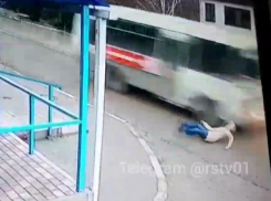 Жительница Азова упала на дорогу и чудом не попала под мчавшийся автобус