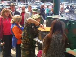 Раздача перловой каши с тушенкой на Северном рынке вызвала бурные эмоции жителей Ростова